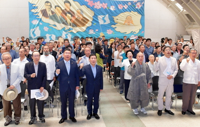 ▲ 윤장현 광주광역시장(가운데)이 지난 15일 오전 동구 광주YMCA 무진관에서 열린 '6·15공동선언 발표 17돌 광주지역 기념행사'에 참석해 이은방 시의회 의장, 정치인, 시민사회단체 회원 등 참석자들과 '임을 위한 행진곡'을 부르고 있다./광주광역시 제공
