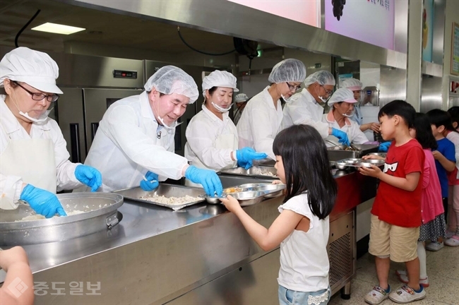 ▲ 충남도가 오는 2학기부터 초.중학교 학교급식에 사용할 고추장과 된장, 간장 등 전통장류를 지역 농산물을 활용하는 방안을 19일 마련했다. <중도일보 DB>