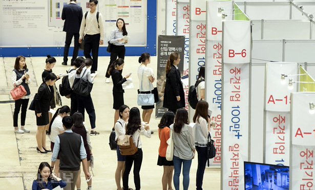 ▲ 충남도는 22일 천안유관순체육관에서 도내 80개 기업이 참여하는 일자리박람회를 열어 400여 명의 청년일자리를 제공한다. <중도일보 DB>  