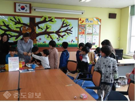 ▲ 세계 책의 날을 맞이하여 책나무 만들기 행사에 참여한 학생들.