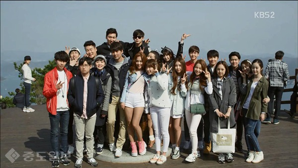 ▲출처=KBS드라마 '후아유' 방영 캡쳐/ KBS드라마 '후아유'에서 수학여행지로 촬영된 통영 케이블카에서 출연 배우들이 포즈를 취하고 있다.