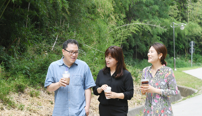 ▲ KAIST '엔드리스 로드' 프로그램 7기 입주작가인 백민석 소설가, 김봄 소설가, 김은주 시인.