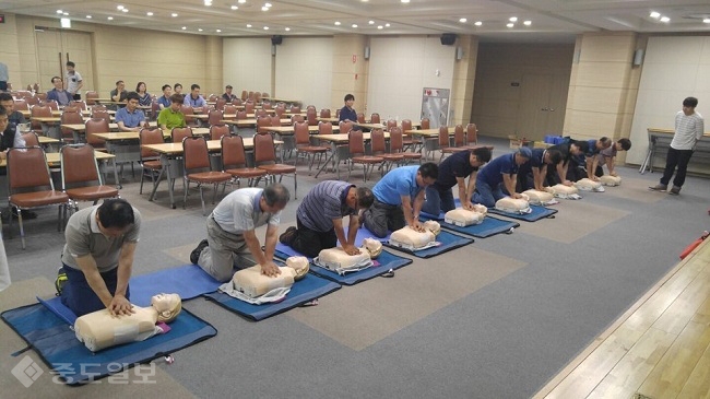▲ 파주시 운정보건지소에서는 공동주택 자동심장충격기 관리자 심폐소생술 교육을 운정행복센터에서 진행하고 있다./제공=파주시
