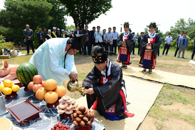 ▲ 충남이 40년 만에 최악의 가뭄에 시달리는 가운데 때이른 무더위까지 이어지자 각종 축제성 행사 취소여부에 대한 논란이 이어지고 있다. 사진은 비를 기원하는 홍성군의 기우제 모습.