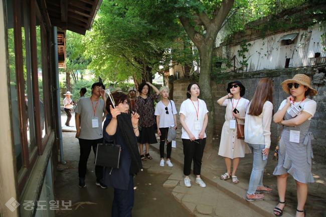 ▲ 신흥동 일본 가옥을 투어하고 있다 ▲ 신흥동 일본 가옥을 투어하고 있다