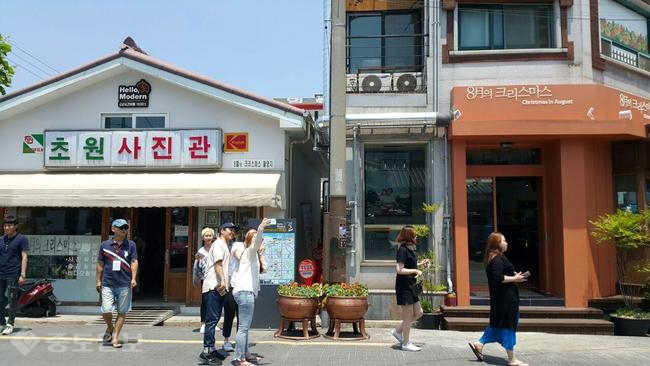 ▲ 초원사진관 영화촬영지를 관람하고 있다. ▲ 초원사진관 영화촬영지를 관람하고 있다.