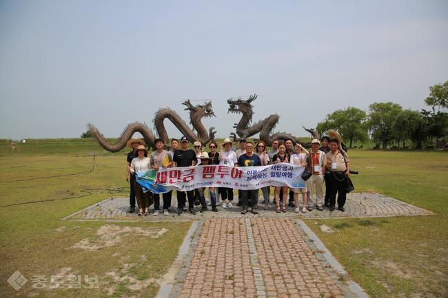 ▲ 새만금과 군산,부안,김제군 찾은 팸투어 기자단/벽골제 기념촬영을 하고 있다. ▲ 새만금과 군산,부안,김제군 찾은 팸투어 기자단/벽골제 기념촬영을 하고 있다.