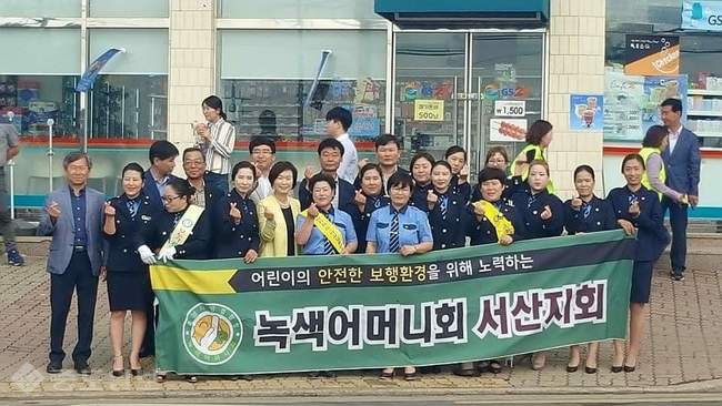▲ 어린이 안전을 위해 교통봉사를 하고 있는 녹색어머니회 회원들 