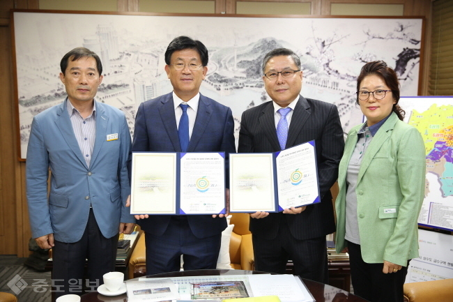 ▲ 나주시가 전남운전면허시험장과 지난 26일 나주시 특산물 전시 홍보관 설치 운영을 위한 업무 협약식을 가졌다./나주시 제공<br />