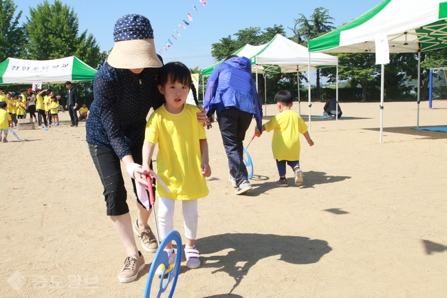 ▲ 장평초등학교병설유치원의 다문화 가족 체육활동.