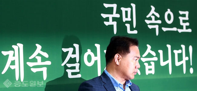 ▲ 이용주 의원이 28일 오후 국회 당대표실에서 '문준용 의혹제보 조작' 파문과 관련해 기자간담회를 시작하며 자리로 향하고 있다./사진=연합