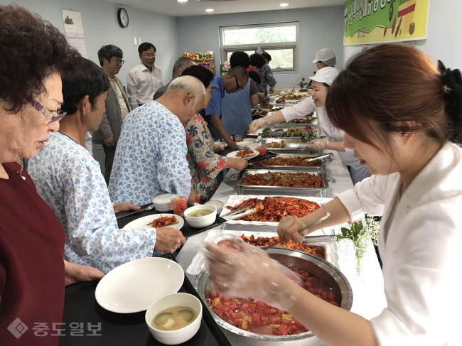 ▲ 순천병원이 개최한 ‘고단백식 신메뉴 품평회’에 참석한 환우들이 시식을 하고 있다./순천병원 제공