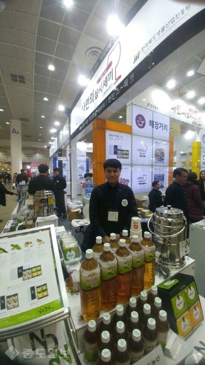 ▲ 강진군 식품가공업체 ㈜남도농산이 지역 특산물인 여주로 만든 음료수를 3년간 약 18만병을 미국으로 수출한다./강진군 제공<br /> ▲ 강진군 식품가공업체 ㈜남도농산이 지역 특산물인 여주로 만든 음료수를 3년간 약 18만병을 미국으로 수출한다./강진군 제공<br />