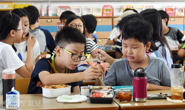 ▲ 학교 비정규직 노동자들의 파업으로 일부 학교의 급식이 중단된 29일 대전 중구의 한 초등학교에서 학생들이 집에서 싸온 도시락을 먹고 있다. 이성희 기자 token77@