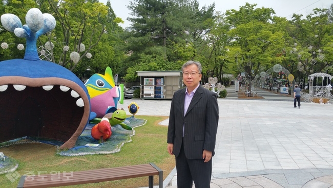 ▲ 서구 샘머리공원에서 포즈를 취하고 있는 김세만 한국관광공사 대전지사장