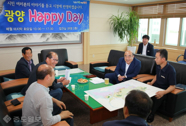 ▲ 정현복(오른쪽 두번째) 광양시장이 지난달 27일 4개월 만에 ‘광양 해피데이’를 열고 시민들의 다양한 목소리를 경청했다./광양시 제공