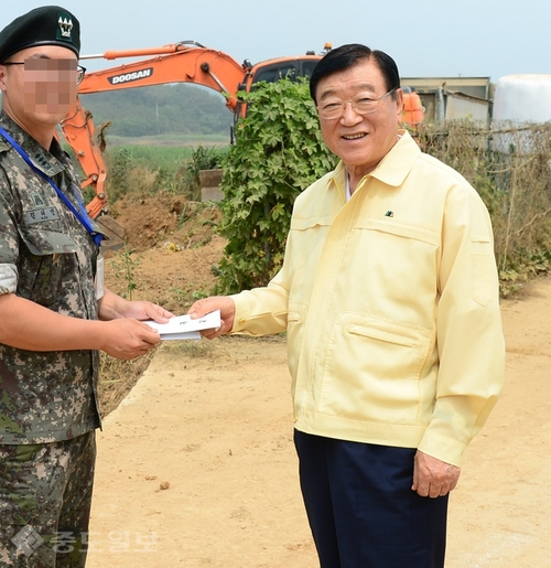 ▲ 지난달 29일 지역 가뭄 피해 현장을 방문해 지원 나온 장병들을 격려하고 있는 김석환 홍성군수./자료사진= 홍성군 제공.