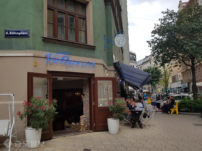 ▲  ‘Vollpension(폴펜지온)’카페의 주 구성원은 노인이다.<br />하숙집이란 뜻을 가진 이 카페는 ‘세대 간 연결고리’라는 모토를 가지고 있다. 젊은 종업원이 하는 일은 단지 커피와 같은 음료를 만드는 것뿐, 60~70대 할머니 할아버지들이 케이크와 빵을 굽고 주문과 서빙까지 담당한다. <br />