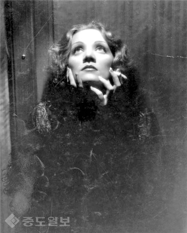 ▲ 영화 <상하이 특급>(1932)에 출연한 마를레네 디트리히 ▲ 영화 <상하이 특급>(1932)에 출연한 마를레네 디트리히