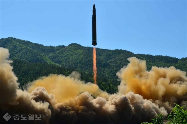 ▲ 북한은 지난 4일 실시한 대륙간탄도미사일(ICBM) '화성-14' 발사를 통해 미사일 탄두부의 대기권 재진입 및 단 분리 기술을 시험했다고 노동신문이 5일 보도했다. /연합