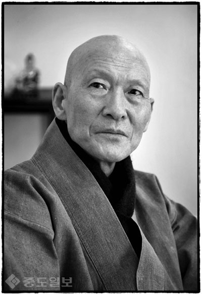 ▲ 정수리 부분이 잘 솟은 사람은 도덕심과 종교심인 많고 인품이 매우 고상하다. 정수리 부분이 나온 두상(백해골)의 법정 스님/사진작가 조세현씨 작품