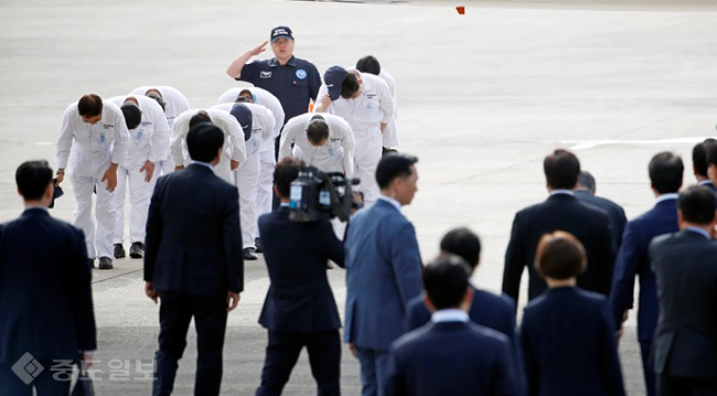 ▲ 문재인 대통령이 지난 5일 성남 서울공항에 도착해 비행기에 오르기 전에 정비사들에게 인사를 하고 있다./사진=연합