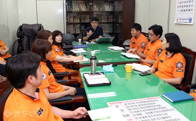 ▲ 경기북부소방재난본부는 박철수 상황실장 주제로 스마트 의료지도를 받고있는 북부소방재난본부 요원들/제공=경기북부소방재난본부