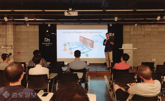 ▲ 이강주 에이치앤컨설팅 팀장이 지난달 29일 ‘IoT Meetup Korea’가 마련한 세미나에서 강연에 나섰다.