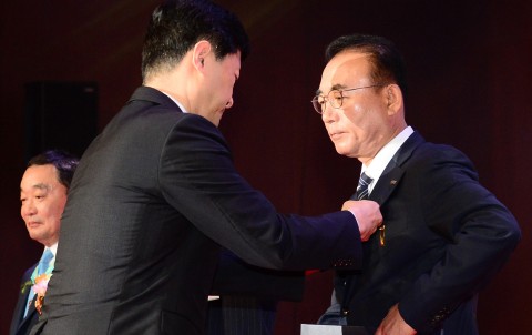 7일 서울 63빌딩 컨벤션센터에서 열린 제24회 대한민국 가스안전대상 행사에서 우태희 산업부 2차관(왼쪽)이 OJC 이재열 부사장(대리수상)에게 산업포장을 수여하고 있다