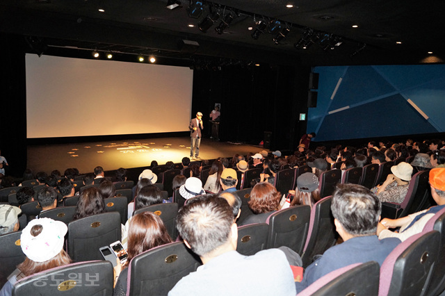 ▲ 진명 감독이 무대에 올라 인사말과 함께 영화 천사의 시간 제작과정에 대해 상세하게 설명하고 있다.