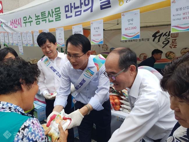 ▲ 서산시의 날 행사에 이완섭 서산시장이 참여하여 유찬형 충남농협 본부장과 서산관내 조합장 등과 함께 서산6쪽마늘 등 우수농특산물 홍보를 펼쳤다 = 충남농협 제공