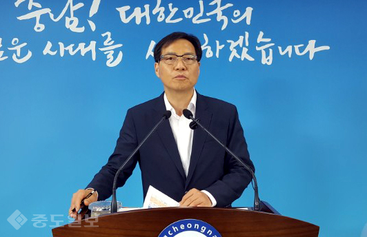 ▲ 충남도 유흥수 예산담당관이 10일 도청 브리핑실에서 기자회견을 갖고 3142억원을 증액하는 2017 1차 추경예산안 편성을 발표하고 있다. 