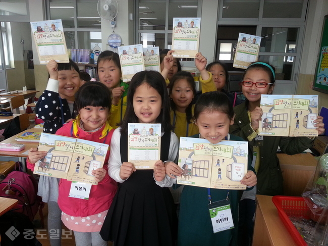 ▲ 금산초등학교 학생들이 참여한 굿네이버스희망편지쓰기 활동./충남도교육청 제공.