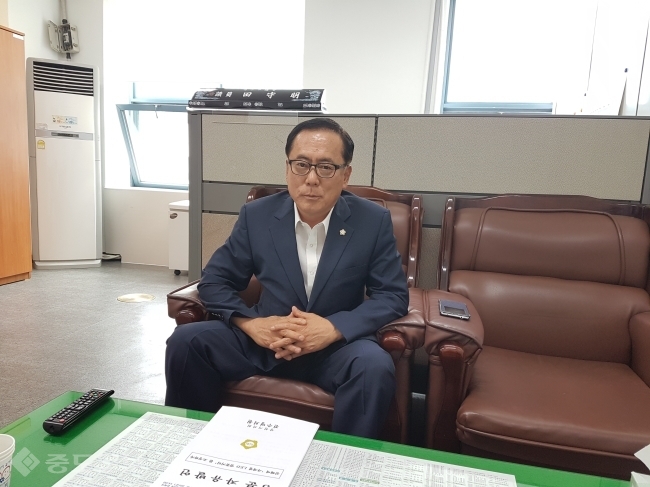 ▲ 창원시의회 전수명 의원(여좌,충무,중앙,태평)이 기자와 만나 조수미 예술학교가 진해에 건립되어야 한다고 주장했다.