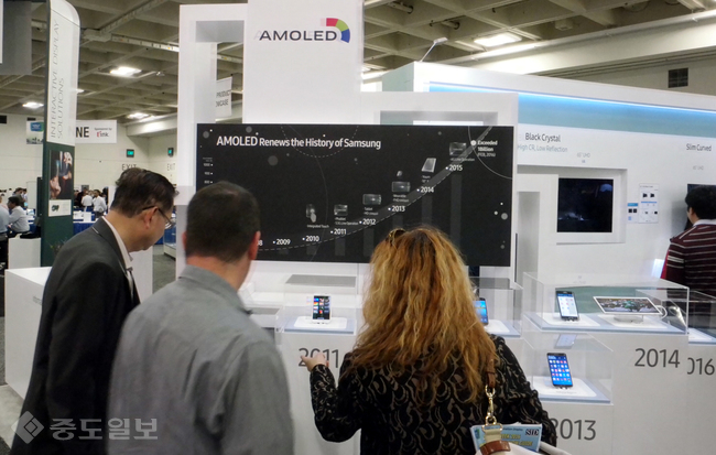 ▲ 세계 디스플레이산업의 미래를 예측하는 충남디스플레이 뭐크숍이 13일 태안에서 이틀간 충남테크노파크 주관으로 열리고 있다.<사진은 삼성디스플레이 제품설명 홈페이지 제공> 