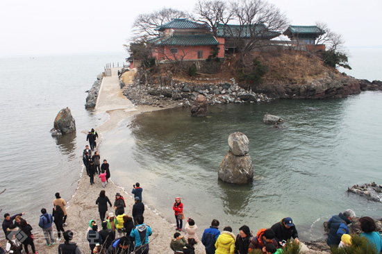 ▲
<br />
<br />
<br />▲ 밀물 때는 섬이었다가 썰물 때는 육지가 되는 충남 서산시 간월도리 간월암을 찾은 관광객들이 간월암 입구에 바닷물이 차오르는 것을 지켜보고 있다. 연합뉴스 ▲
<br />
<br />
<br />▲ 밀물 때는 섬이었다가 썰물 때는 육지가 되는 충남 서산시 간월도리 간월암을 찾은 관광객들이 간월암 입구에 바닷물이 차오르는 것을 지켜보고 있다. 연합뉴스