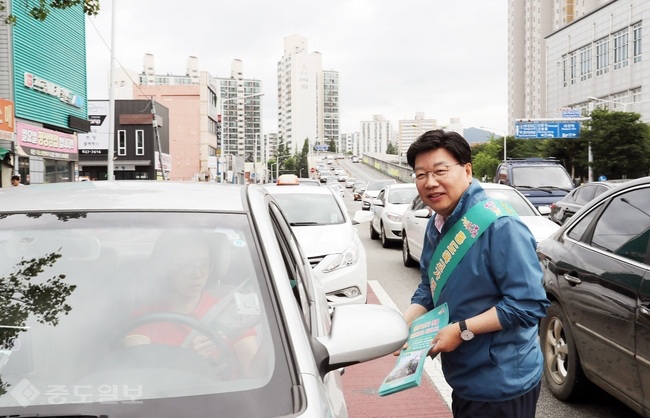 ▲ 권선택 대전시장이 17일 오전 홍도육교 주변 도로에서 홍도육교 폐쇄에 따른 홍보를 벌이고 있다. <사진=대전시 제공>