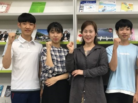 동명대 창업동아리학생들이 2017년도 창의적지식재산 사업화지원사업에 선정됐다. 좌부터 윤재서, 이예지 학생, 노성여 교수, 김홍윤 학생