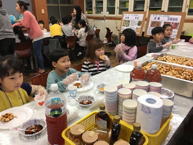 ▲ 천안 병천초등학교 세계문화어울림마당 중 세계음식 체험.