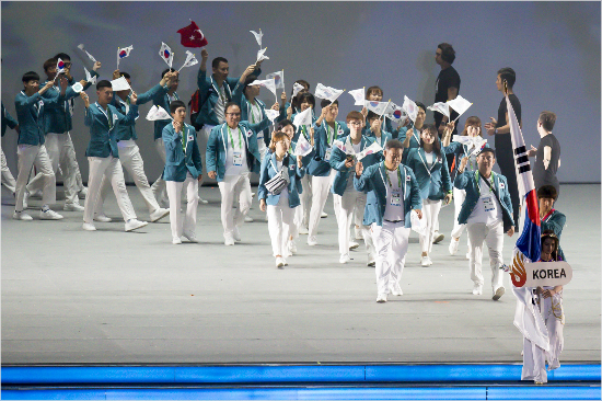 ▲ 한국 선수단은 2017 삼순 패럴림픽 개회식에서 54번째로 입장하며 터키 현지 응원단의 환호와 박수를 받았다.(사진=대한장애인체육회 제공)