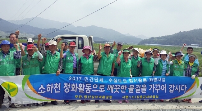 ▲ 장흥군새마을회가 금자천과 호계천 일대에 장마로 떠밀려온 쓰레기 수거 등 소하천 정화활동을 펼쳤다./장흥군 제공<br />