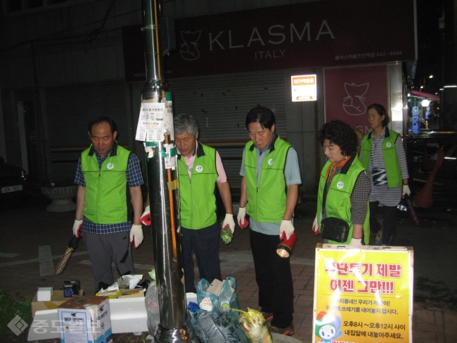 ▲ 푸르미클린팀(회장 신상태)과 쓰레기 불법투기 지역에 대한 야간단속을 실시했다.
<br /><사진=진해구청>