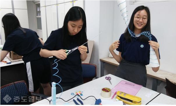 ▲ 수학구조물대회에 참여한 학생들이 다양한 구조물을 만들고 있는 모습