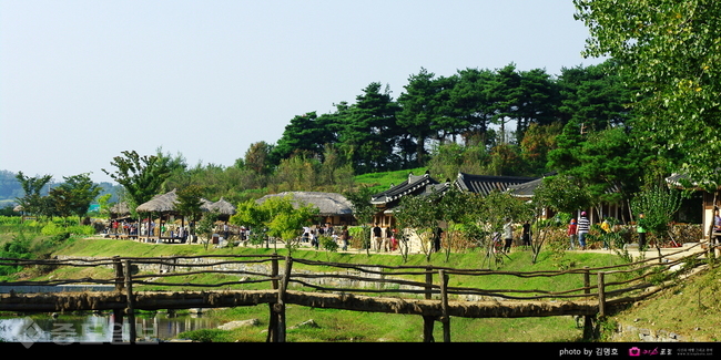 ▲ 충남도가 자연을 배경삼아 농촌의 추억을 만드는 여름휴가지로 추천한 아산시 외암마을 전통한옥마을.<아산시 제공>