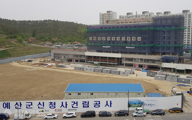 ▲ 마무리 공사에 한창인 예산군청 신청사. <예산군제공>