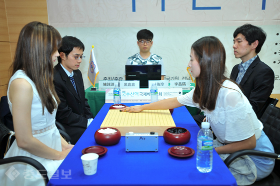 ▲ 이창호-오유진 페어(오른쪽)가 대만의 천스위안-헤이자자 페어를 꺾고 대회 2연패에 성공했다. <한국기원 제공> ▲ 이창호-오유진 페어(오른쪽)가 대만의 천스위안-헤이자자 페어를 꺾고 대회 2연패에 성공했다. <한국기원 제공>