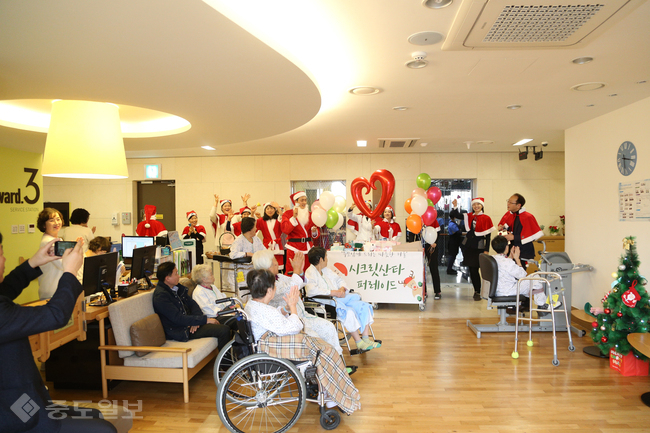 ▲ 대정요양병원의 ‘해피투게더 프로젝트’ 중 하나인 산타 퍼레이드 모습.