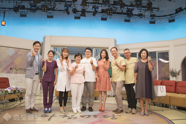 ▲ 방송 직후 KBS 제작진과 행복한 표정을 지어 보이고 있다.