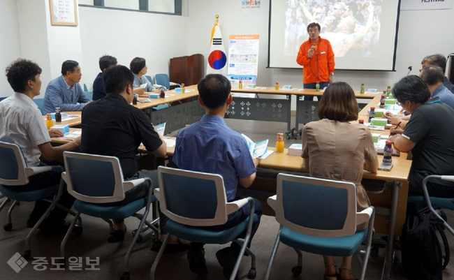 ▲ 충남도의회 모바일빅데이터를 활용한 공공정책 발굴 연구모임(대표 이공휘)이 지난달 25일 보령머드축제 조직위원회를 찾아 관련 전문가와 정책발굴을 논의하고 있다. 중도일보DB 