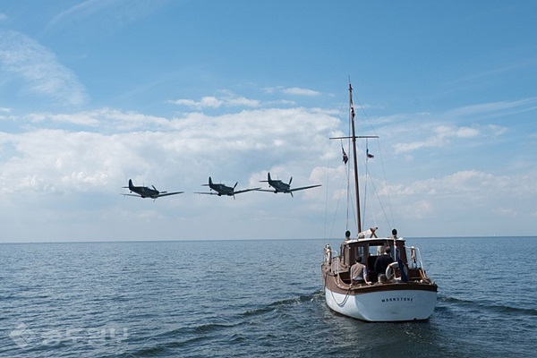 ▲ 네이버 영화 '스틸컷' 제공/ 영화 '덩케르크'의 덩케르크 항만을 배경으로 찍은 장면.